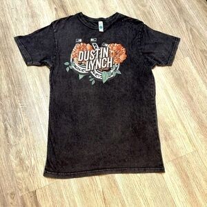 🛍️ 2/$12 
DUSTIN LYNCH concert band short sleeve tee shirt. EUC.
